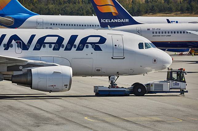 Several airlines have given their on-board staff the freedom to wear masks, but Finnair initially refused to do so despite demands from flight attendants. Photo: Shutterstock