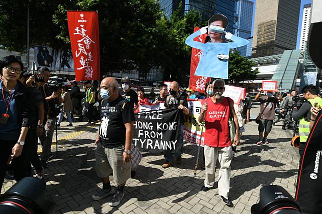 示威者帶同蒙面的林鄭月娥道具人像遊行。