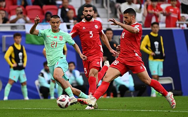 Kassem El Zein ® of Lebanon defends against Liu Binbin (L) of China during the Group A match between China and Lebanon at AFC Asian Cup Qatar 2023 in Doha, Qatar, Jan. 17, 2024. (Xinhua/Sun Fanyue)