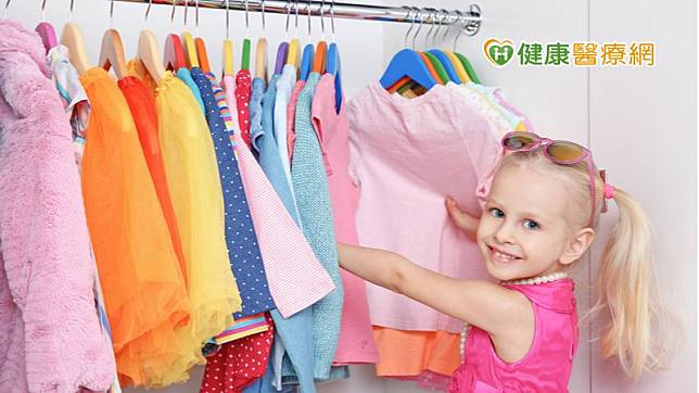 市面上販售的衣服多以合成纖維製成居多，尤其新買的衣服容易殘留化學染料或是纖維殘渣，埋下誘發皮膚過敏的危險因子。