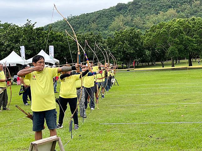 原住民傳統射箭競賽，選手們一字排開，個個聚精會神，爭取好成績。（記者鄭錦晴攝）