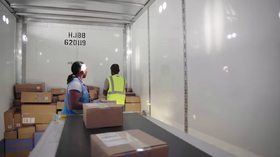 員工在卡車內從輸送帶取下貨物堆放至車上。圖片來源：取自 Walmart Marketplace。