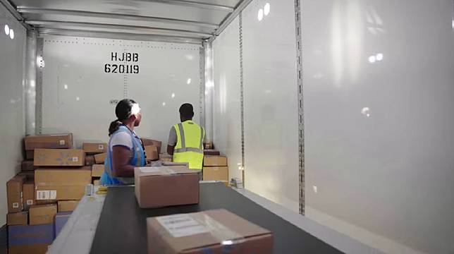 員工在卡車內從輸送帶取下貨物堆放至車上。圖片來源：取自 Walmart Marketplace。