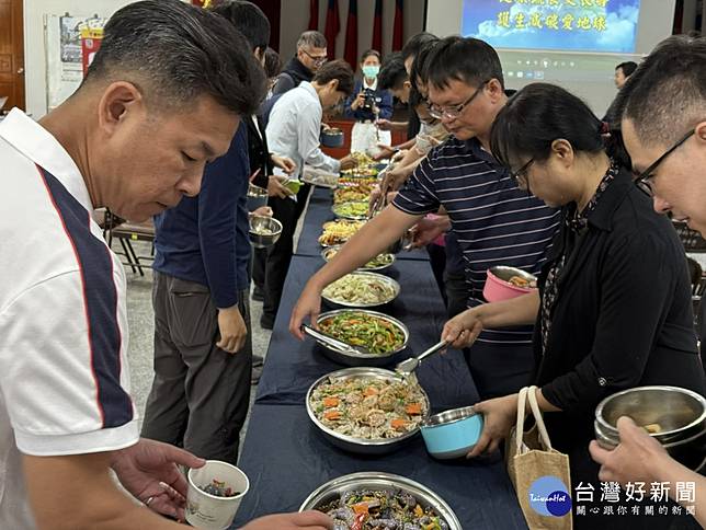 慈濟中區慈警會準備美味豐盛的素食饗宴，慰勞員警的辛勞付出。