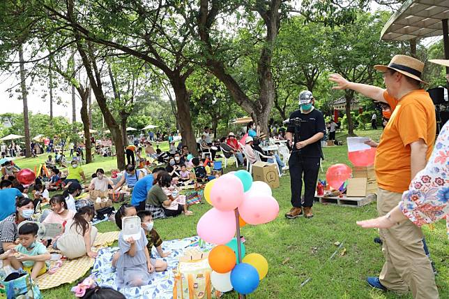 陽光綠地野餐音樂會，民眾在野餐中更加體驗鄧雨賢音樂風華。（記者彭新茹攝）