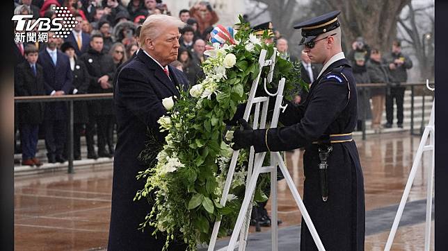 川普訪阿靈頓國家公墓（Arlington National Cemetery）。（圖／達志影像美聯社）