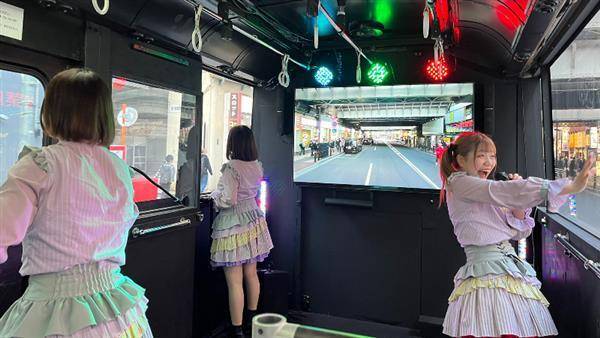 「LIVE巴士」主要行經於東京澀谷車站前、秋葉原、池袋、新宿等鬧區。（圖片來源／截自Twitter@chomechome_idol）