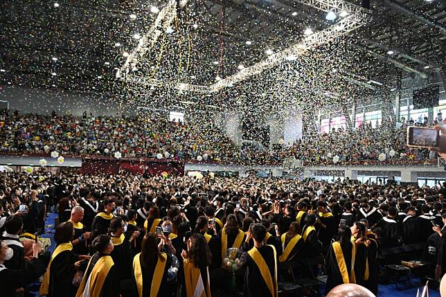 嘉南藥理大學舉辦一一二級畢業典禮，共三一九六名畢業生完成學業。（記者黃文記攝）
