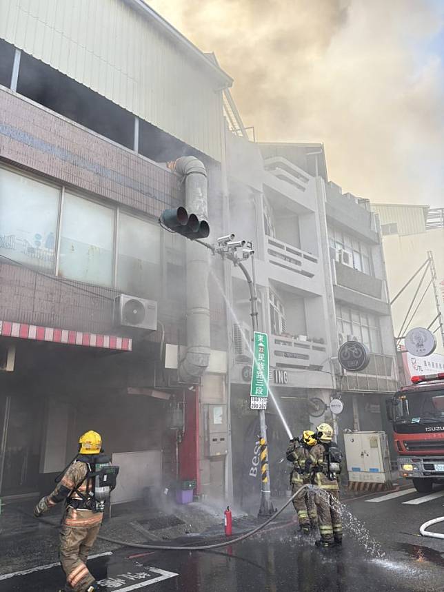 中西區臨安路一家自助餐廳火警，消防人員迅速到場滅火，餐廳廚師雙手臂遭燙傷送醫。（記者葉進耀翻攝）