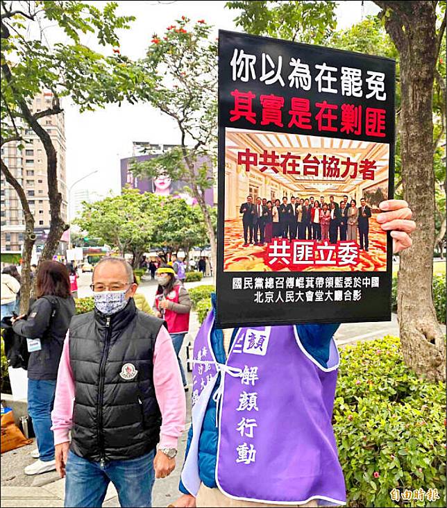 民間團體月初遞交第一階段罷免提議，結果昨出爐，首波送件的19件國民黨立委罷免案全數過關，陸續送件的9件民進黨立委罷免案則未達提議門檻。圖為台中藍委「F3」加顏罷免一階全過關，罷團成員感到振奮。(資料照)