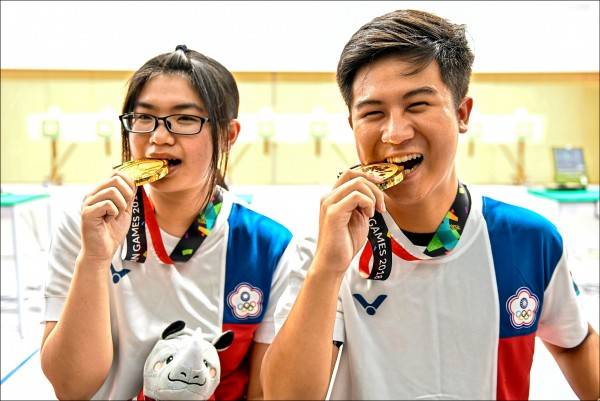 19歲射擊女將林穎欣(左)和21歲男將呂紹全(右)，在10公尺空氣步槍混雙項目力壓中國、南韓等強敵，拿下台灣首面金牌。(法新社)