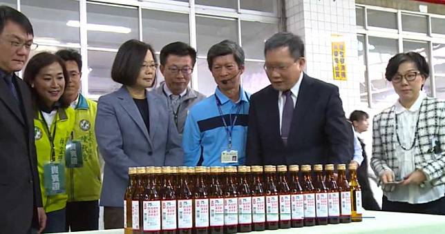 蔡英文視察酒精產況　有信心日產20萬瓶防疫酒精