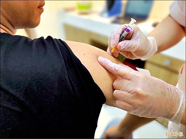 今年公費流感疫苗對應流行病毒吻合度高，符合資格者可儘快接種。(資料照，記者吳亮儀攝)