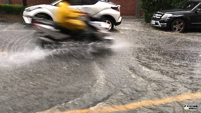 一場豪雨，讓台南市區多處道路積淹水