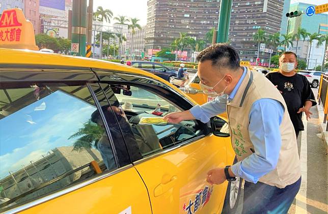 疫情影響基層駕駛生計，交通部加發計程車駕駛一萬元紓困薪資，正陸續入帳，圖為交通局長王銘德關心運降防疫情況。（記者林雪娟攝）