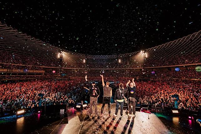 搖滾天團Coldplay高雄開唱，兩日湧入超過17萬人，觀光產值創新台幣五點五億元。　（記者王正平翻攝）