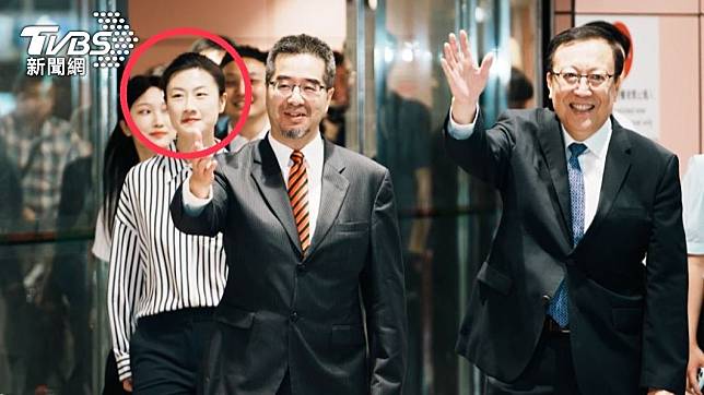 黑白色條紋襯衫和深色長褲被認出是中國大陸前桌球名將丁寧；北京大學前校長郝平（右）、馬英九基金會執行長蕭旭岑（中）。（圖／馬英九辦公室提供）