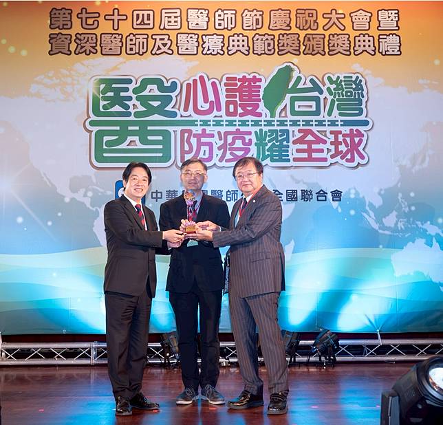 亞東醫院外科創傷科主任林恆甫(中)，曾榮獲2021年台灣醫療典範獎。翻攝中華民國醫師公會聯合會官網