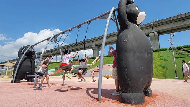 全台最夯新北大都會公園「熊猴森樂園」九日起再放寬人流管制上限至一千五百人，仍維持單一出入口。（記者吳瀛洲攝）