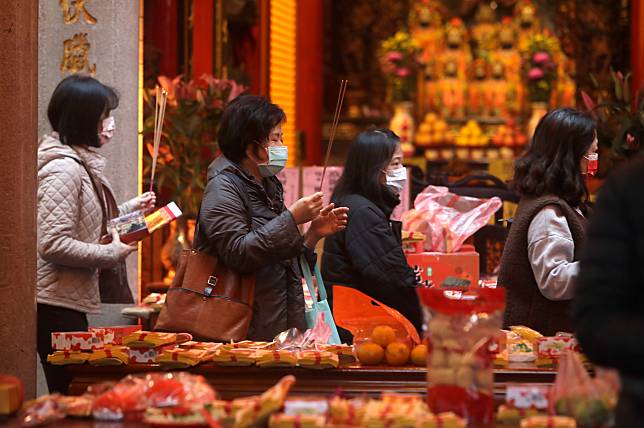 許多信眾習慣在農曆新年期間，到廟裡安太歲消災解厄。 (圖片來源：AP Photo)