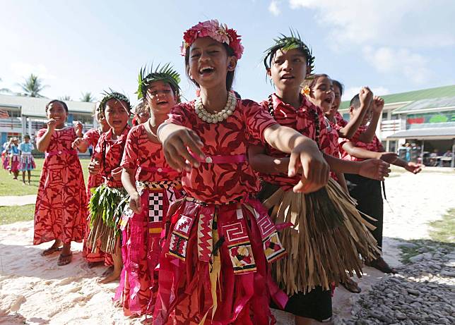為因應氣候變遷威脅生存，吐瓦魯正致力成為一個數位國家，設法保存文化傳統。圖為蔡總統出訪吐瓦魯時，當地民眾以傳統舞蹈來歡迎訪問團。(採訪團提供)