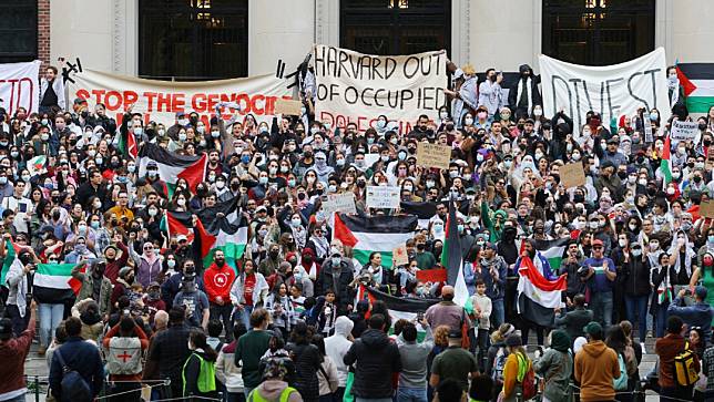 哈佛大學學生14日在校內舉行支持巴勒斯坦人的示威。路透社