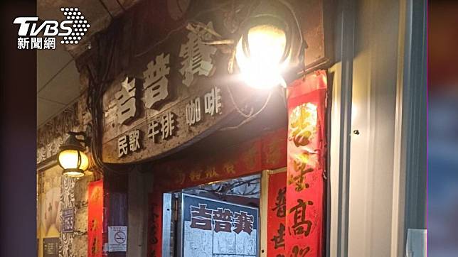 台中民歌西餐廳走過35年，依舊燈火通明，每天迎接客人上門。（圖／TVBS）