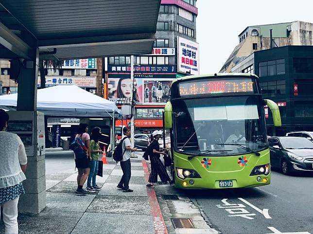 議員建議行駛信義區2088國道等客運能利用調和街轉運站發車行經深澳坑地區。(記者王慕慈攝)