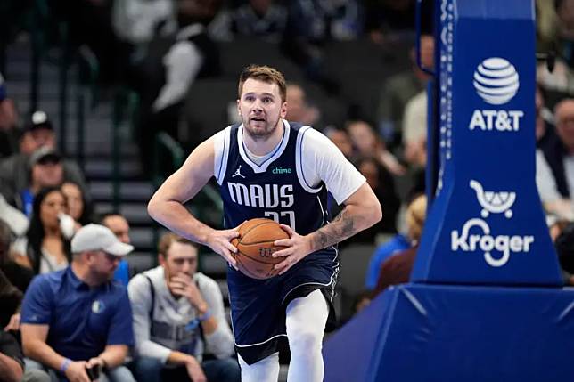 NBA達拉斯獨行俠球星Luka Doncic，今（22）日傳出因右手腕拉傷將至少缺席一週，根據統計自2021年來Doncic缺席的比賽，獨行俠勝率不到4成。（圖／美聯社／達志影像）