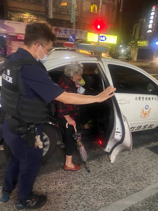 三重警分局永福派出所警員陳揚曄、張芳瑜，巡邏時發現一名高齡老婦人在巷口徘徊，經過員警的一番努力查證後，最終安全的護送老婦人返回溫暖的家。（三重警分局提供）