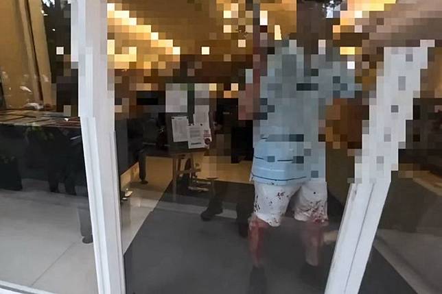 林男行兇後，渾身沾染不少血跡。民眾提供