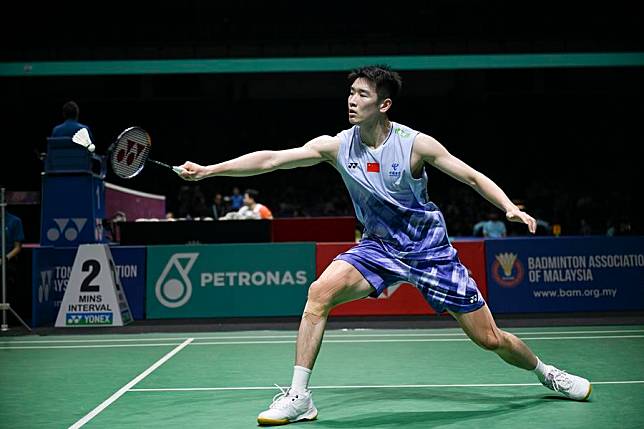 Li Shifeng of China hits a return during the men's singles round of 32 match against Priyanshu Rajawat of India at the Malaysia Open 2025 badminton tournament in Kuala Lumpur, Malaysia, Jan. 8, 2025. (Xinhua/Cheng Yiheng)