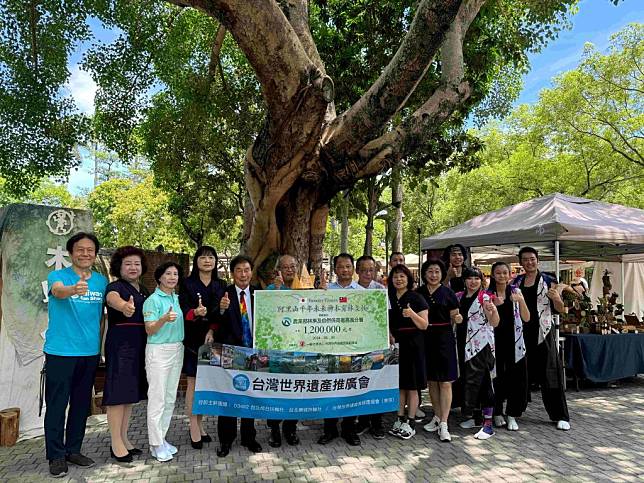 日本台灣世界遺產登錄應援會募款捐贈阿里山造林。（記者湯朝村攝)