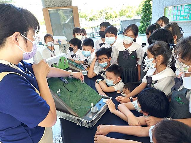 水土保持局特地把大規模崩塌的教具帶到臺南慈小來，讓學生看到土石流發生時的景況。