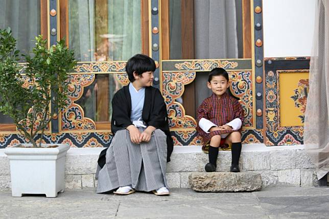隨父母出訪不丹的悠仁（左），與不丹3歲小王儲吉格梅・納姆耶爾・旺楚克（右）合影。（圖片取自旺楚克國王粉專）