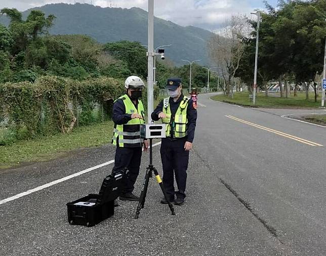 國立東華大學採購移動式測速器，4月1日起駐衛警不定點不定時執行超速取締，超過1公里罰1元，罰單從51元起跳。(東華大學提供)