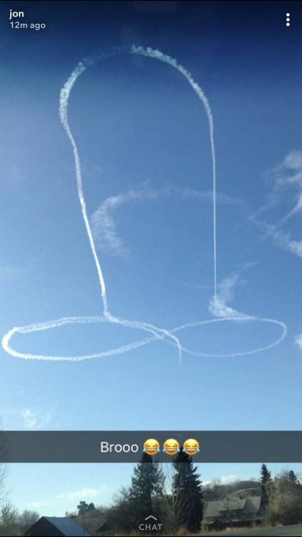 去年美國發生兩起飛行員駕駛戰機在空中留下男性生殖器圖樣的事件。(圖擷自推特)