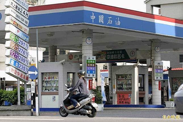 中油宣布，自明(16)日凌晨零時起汽、柴油各調降0.1元。(示意圖，資料照)