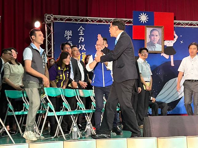張善政市長出席復旦高中畢業典禮，與同學歡慶畢業。（教育局提供）