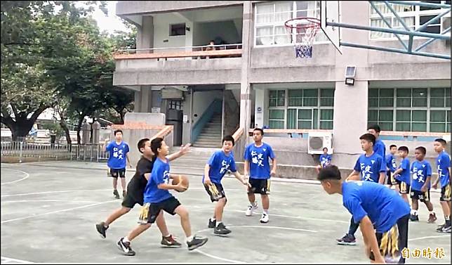 屏東縣立仁愛國小籃球隊以社團形式訓練，依舊有佳績，今年獲全國少年籃球錦標賽U12男子組季軍，圖為平日練習情形。(記者羅欣貞攝)