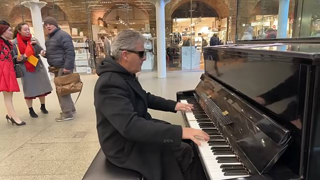 英鋼琴家倫敦車站直播演奏，遭華人斥侵疹犯肖像權報警