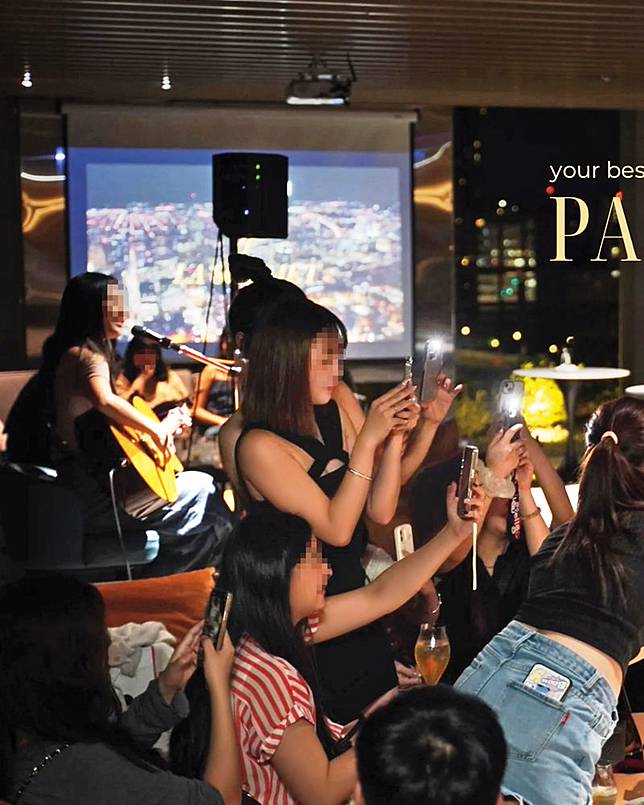 酒吧的音樂震耳欲聾、酒客夜夜笙歌，對附近住戶造成極大困擾。（翻攝La Sommet臉書廣告影片）