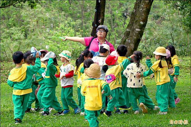 2023宜蘭綠色博覽會開幕，學校、幼兒園帶學生前往，即便在草地上，也玩得不亦樂乎。(記者蔡昀容攝)