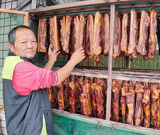 農曆春節將近，仁德二空包家臘肉開始飄香。（記者黃文記攝）