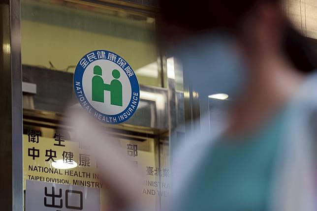 健保署研擬修特管版法，其中要求醫事機構醫事人員薪資必須符合標準，並且要公開薪資，引發醫界兩派對立。本報資料照片