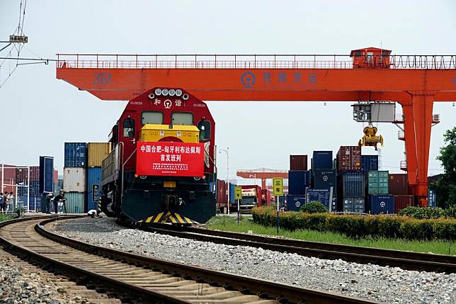 A China-Europe freight train bound for Budapest, Hungary leaves a logistics base in Hefei, east China's Anhui Province, July 29, 2022. (Photo by Xi Jingyu/Xinhua)