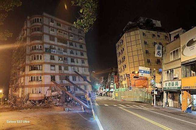 花蓮0403地震後餘震不斷，23日凌晨6分鐘內連續2起規模6地震，花蓮市富凱大飯店(左)、統帥大樓(右)傾斜。(民眾提供，本報合成)