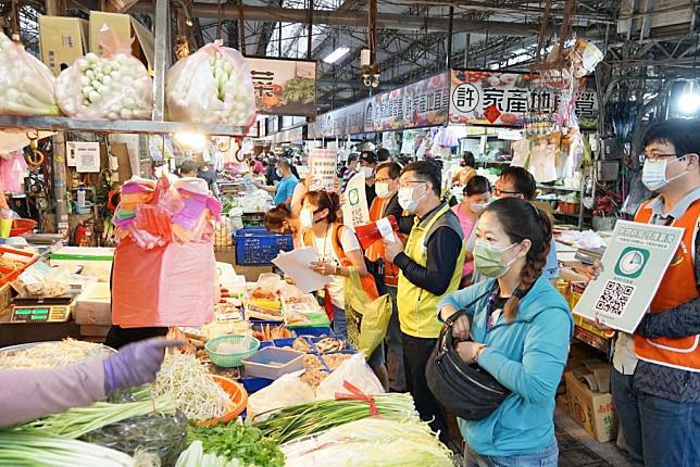 高雄市經發局副局長高鎮遠二十八日前往哈囉市場視察，與自治會會長林靜宏逐攤宣導，提醒確實戴好口罩、嚴禁邊走邊吃等防疫措施。（記者蔣謙正攝）