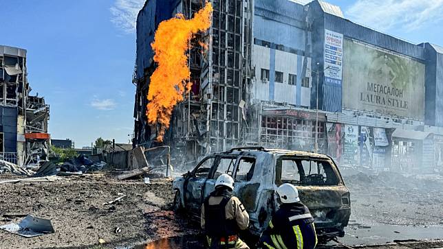 俄國9月1日砲擊烏克蘭哈爾科夫市後，該城受損的建物與車輛。路透社