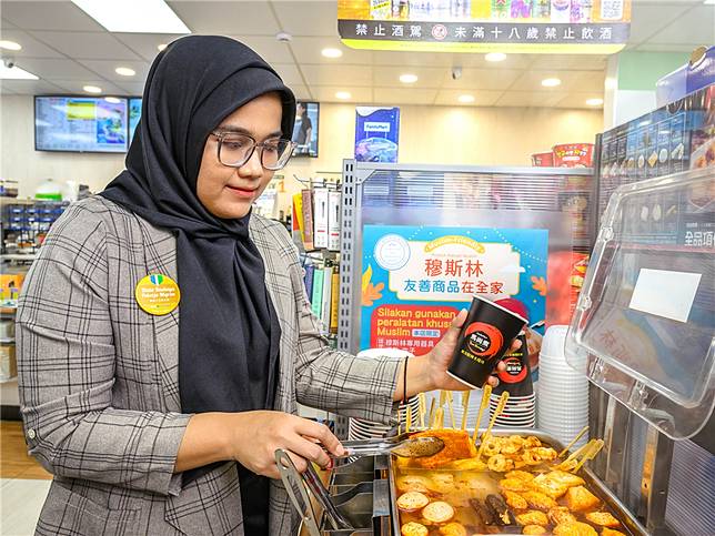 全家便利商店推出穆斯林可食用之南洋酸辣燙「馬尚煮」，全家也陸續推出東南亞風味鮮食、飲品，使移民工朋友在全家即可購得熟悉的家鄉味。（圖片來源：全家便利商店提供）